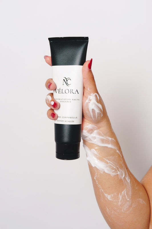 Crème hydratante VÉLORA NC ÉCLAT avec texture riche pour hydrater et nourrir la peau